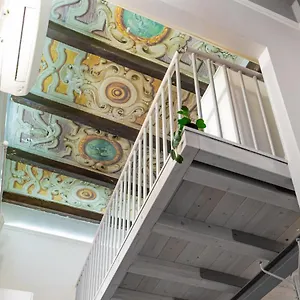 Charming Frescoed Loft Appartamento